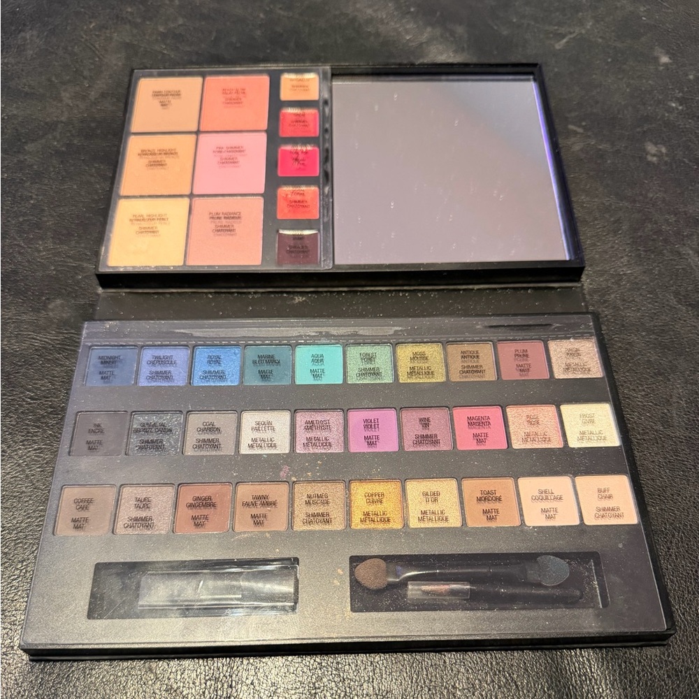 Avon Makeup Artist Palette in Black box cosmetics kit eyeshadows lip contouring